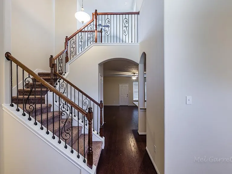 2911 Lake Dr — Photo 2