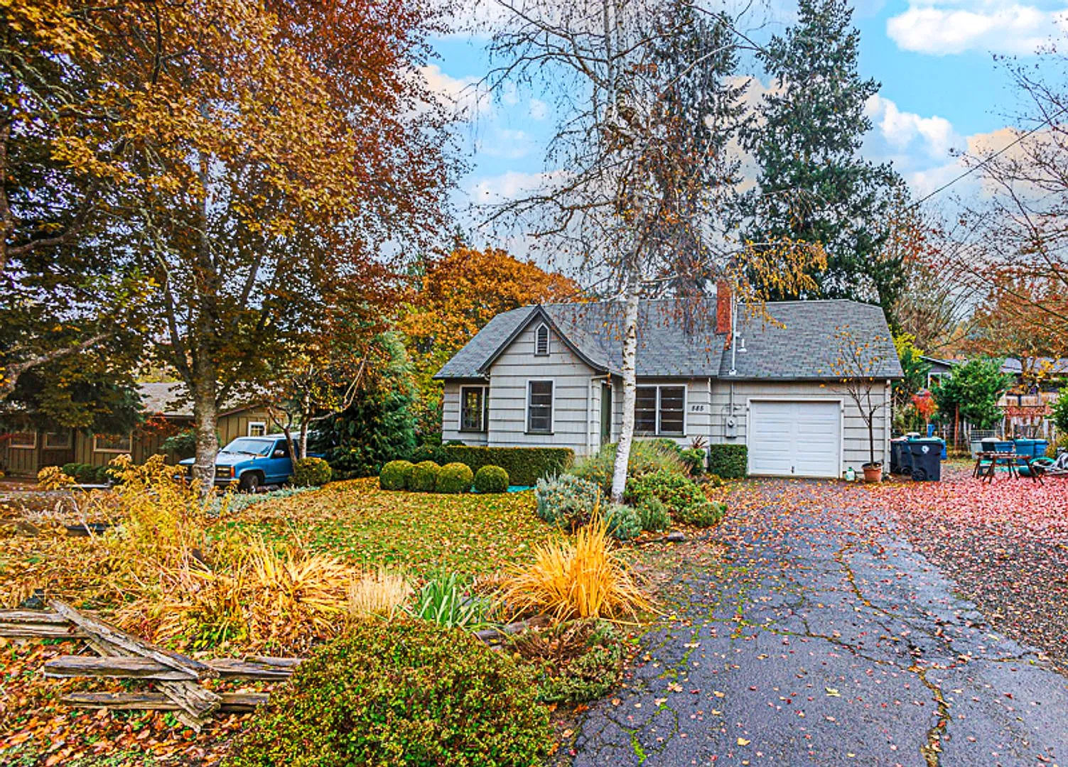 Charming three bedroom, two bath home with a Garage — Photo 1