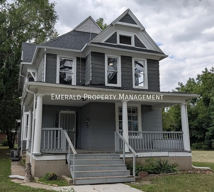 6 bed, $1,800 — Photo 1