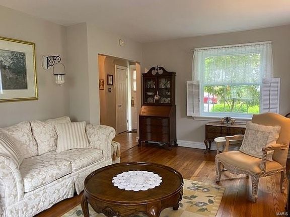 3rd image of 846 Diversey Dr