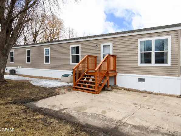372 Circle Dr E, Grand Forks, ND 58203