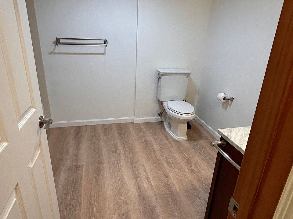 GUEST BATHROOM WITH GRAB BAR IN TUB
