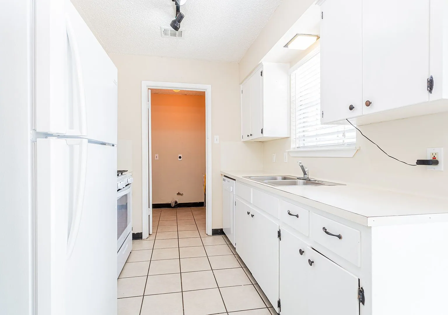 Beautiful 3-Bedroom Duplex Minutes from Mueller, Downtown Austin & Major Employers! — Photo 4
