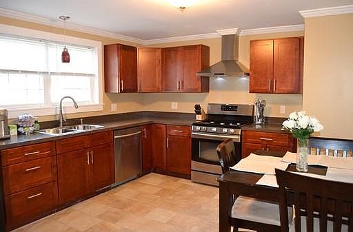 5th image of 203 Maywood St