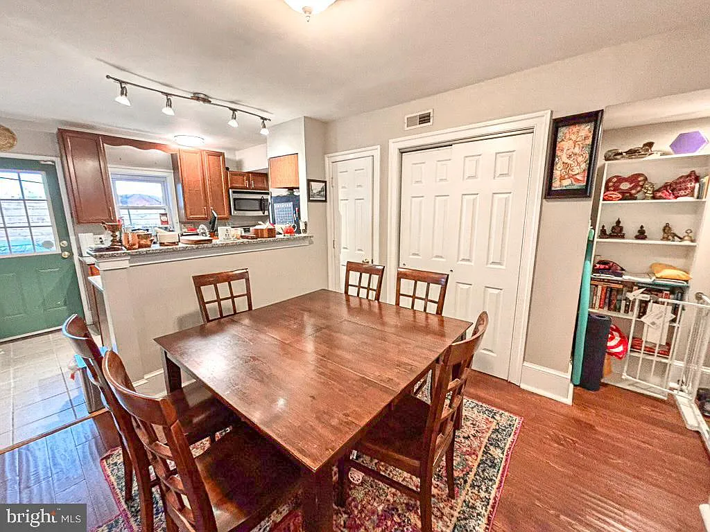 2 bed, 1.5 bath, 1252 sqft, $2,950 — Photo 3
