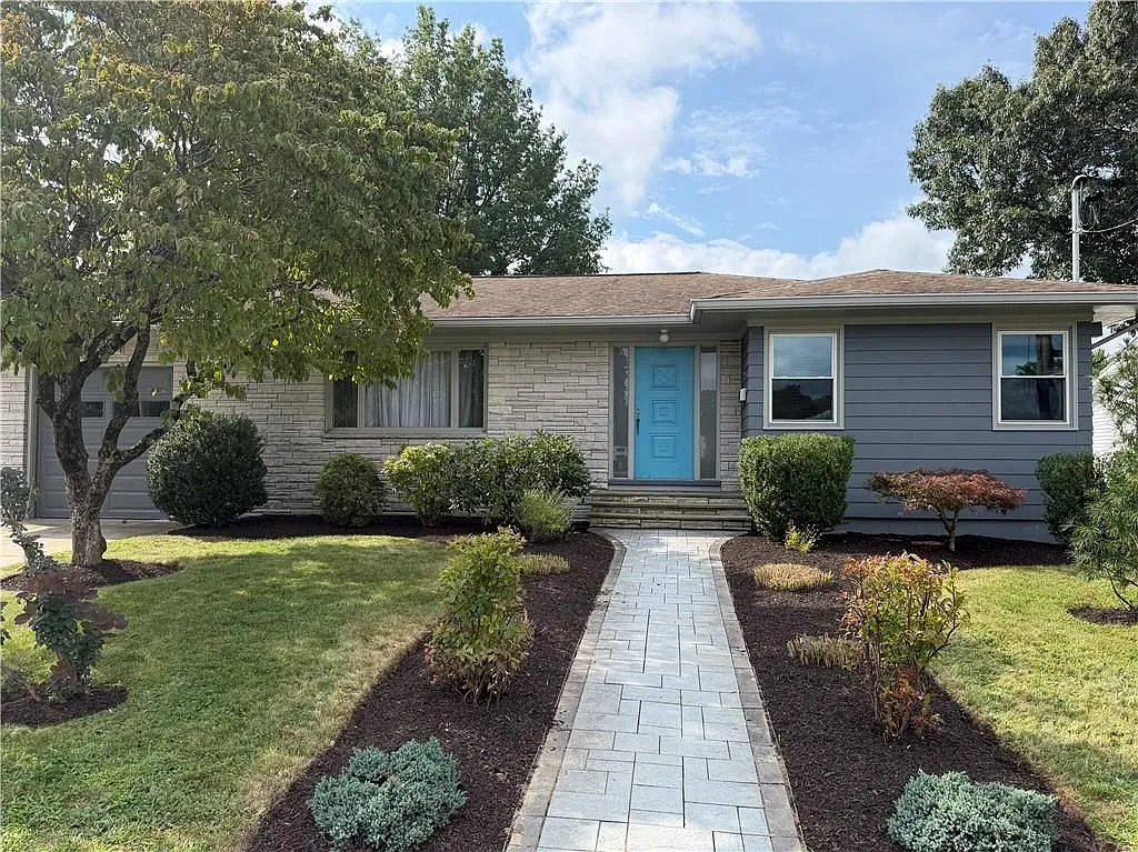3 bed, 1.0 bath, 1581 sqft, $3,300 — Photo 1