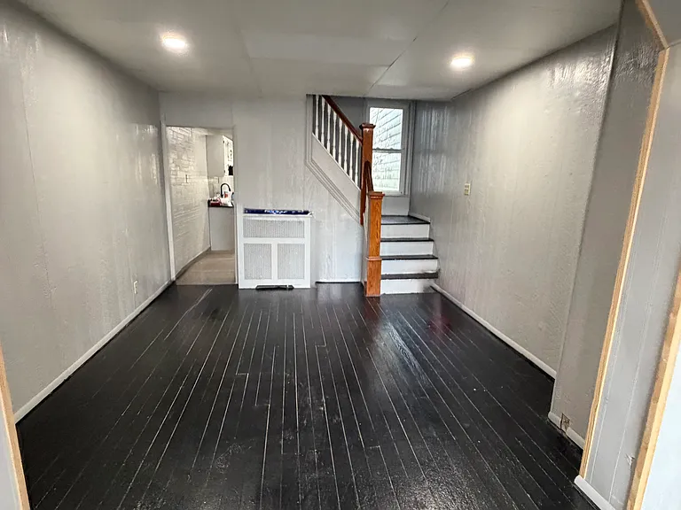 1219 W Walnut St — Photo 5