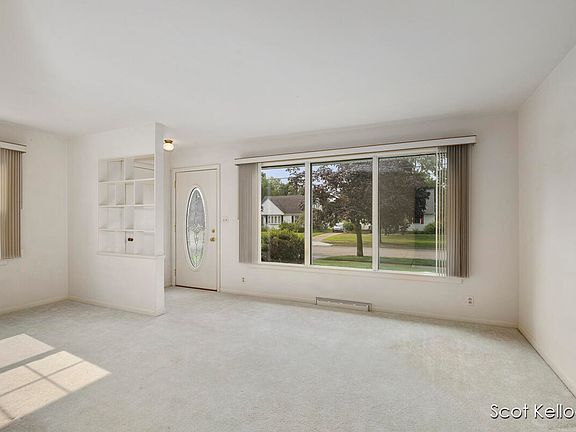 3rd image of 1261 Ellsmere St NE