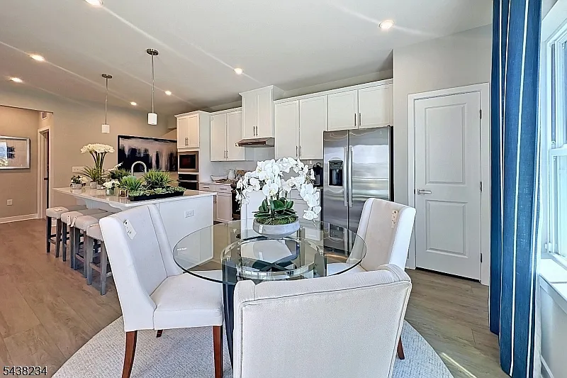 3 bed, 3.0 bath, $4,500 — Photo 4
