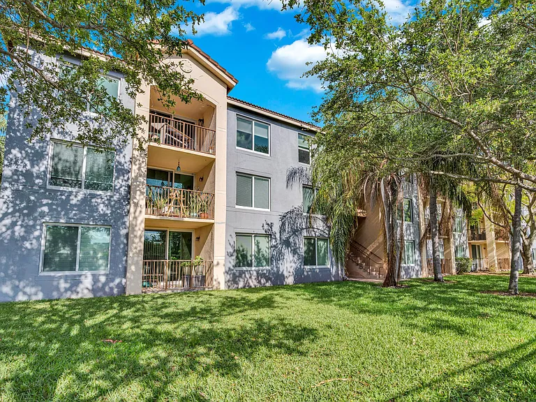 214 Villa Cir #214 — Photo 31