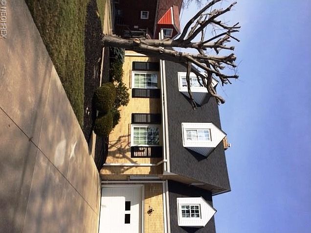 2nd image of 223 Como Ave