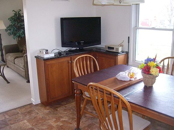 4th image of 207 Lawler St