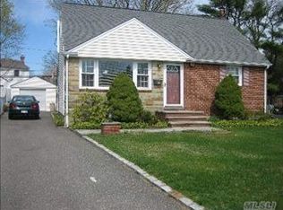 42 Lewis Ln, Syosset, NY 11791
