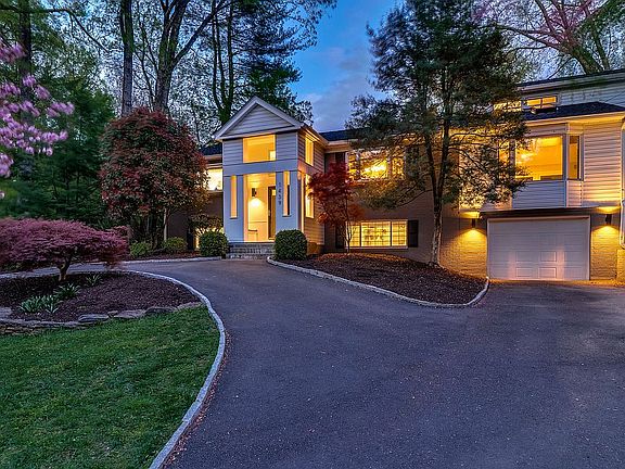 2nd image of 1439 Brookhaven Dr