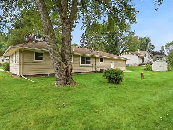 5th image of 112 Willow Dr SW