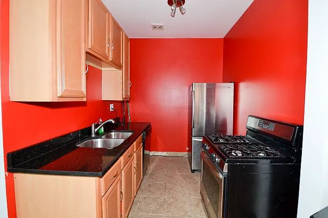 2412 W North Ave — Photo 2