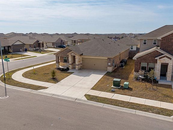 3rd image of 1003 Round Bale Rd