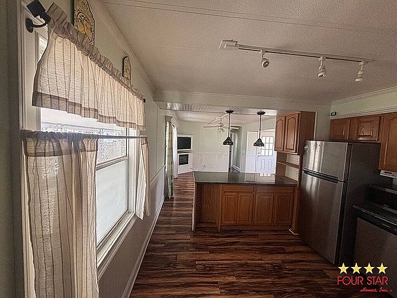 4th image of 1060 Marcy Dr