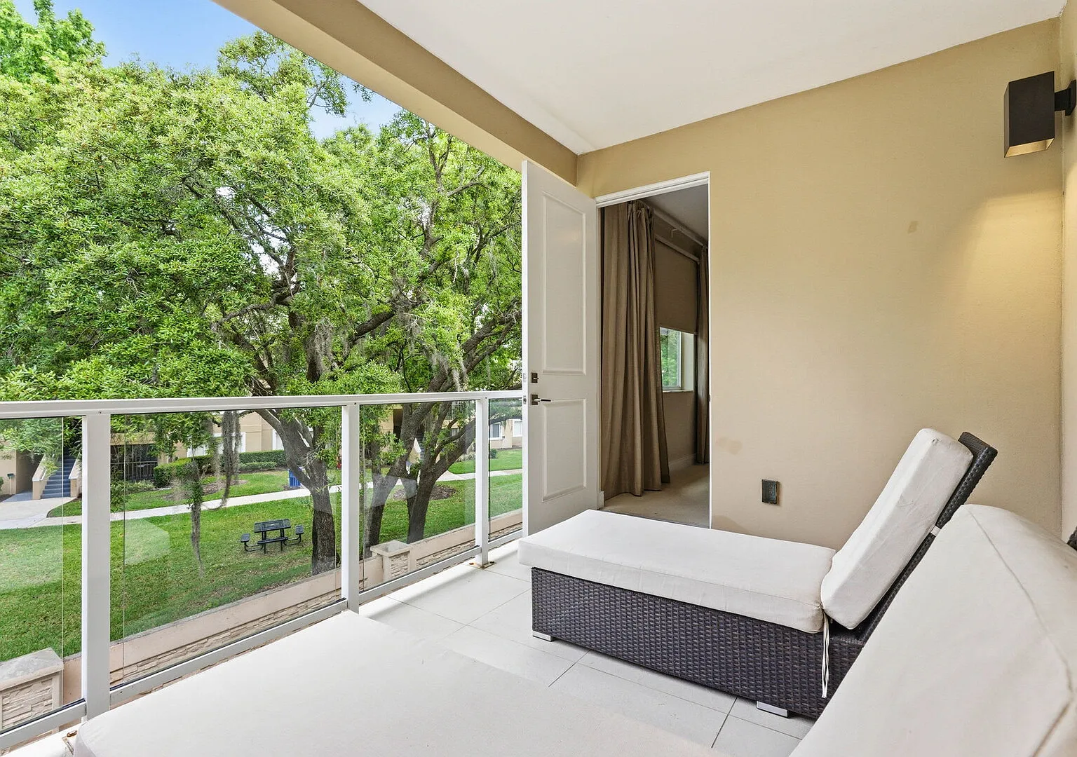 Chic 3BR Retreat, Patio with BBQ, all suites — Photo 4