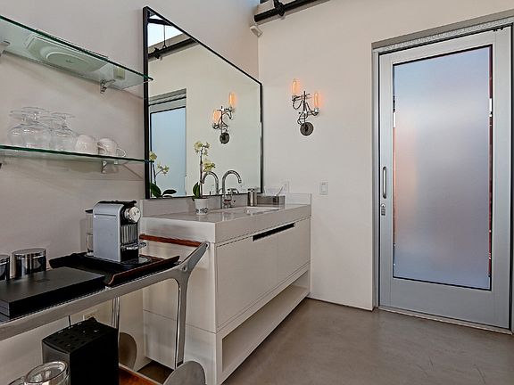 4th image of 1300 Highland Ave ##204-205