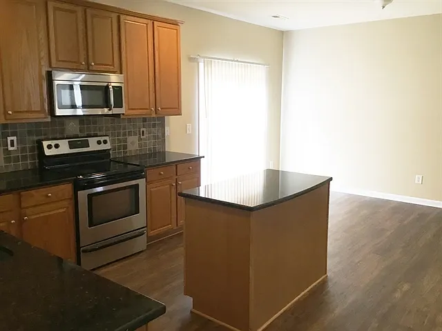 4 bed, 2.5 bath, 2953 sqft, $2,440 — Photo 3