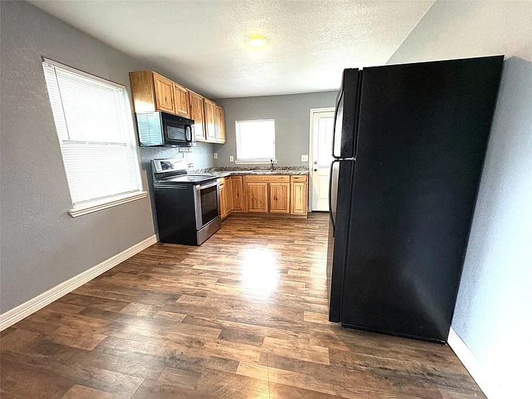 406 N Fig St — Photo 11