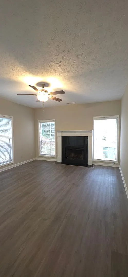 4 bed, 2.5 bath, 2265 sqft, $2,500 — Photo 3