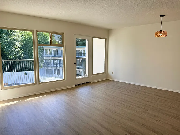 Crescent Apartments — Photo 6