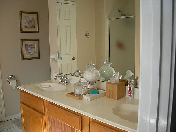 5th image of 615 Oak Glen Dr