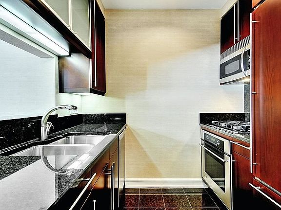 5th image of 240 Riverside Blvd APT 15P