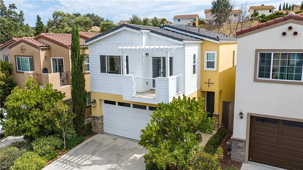 3 bed, 2.5 bath, 1396 sqft, $3,300 — Photo 3