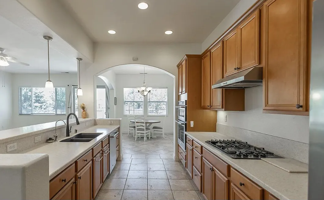 3 bed, 1918 sqft, $2,500 — Photo 3
