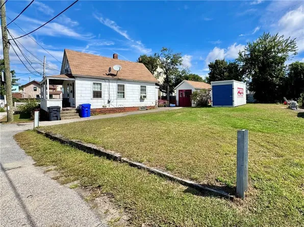14 Crescent Ave E, Riverside, RI 02915
