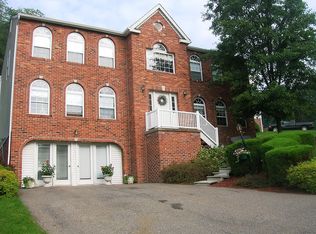 101 Shelbourne Dr, Coraopolis, PA 15108