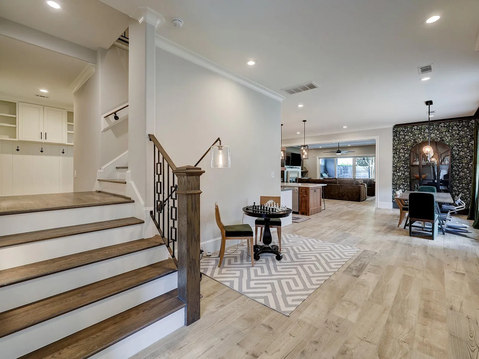 4 bed, 4.5 bath, 4343 sqft, $6,000 — Photo 3
