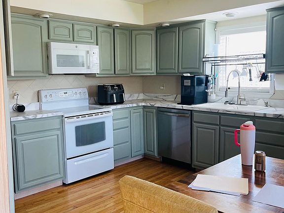 4th image of 220 Ridgecrest Ave