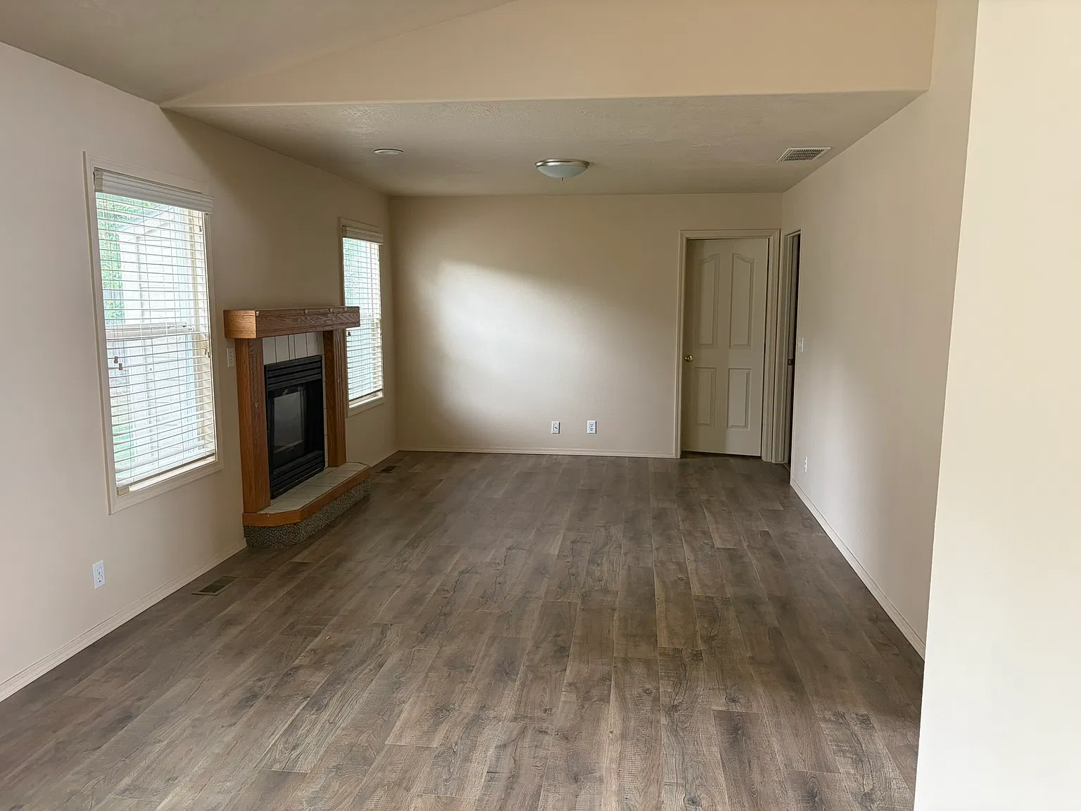 4 bed, 2.5 bath, 1900 sqft, $2,650 — Photo 2