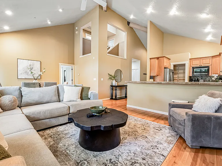 246 W Colchester Dr — Photo 24
