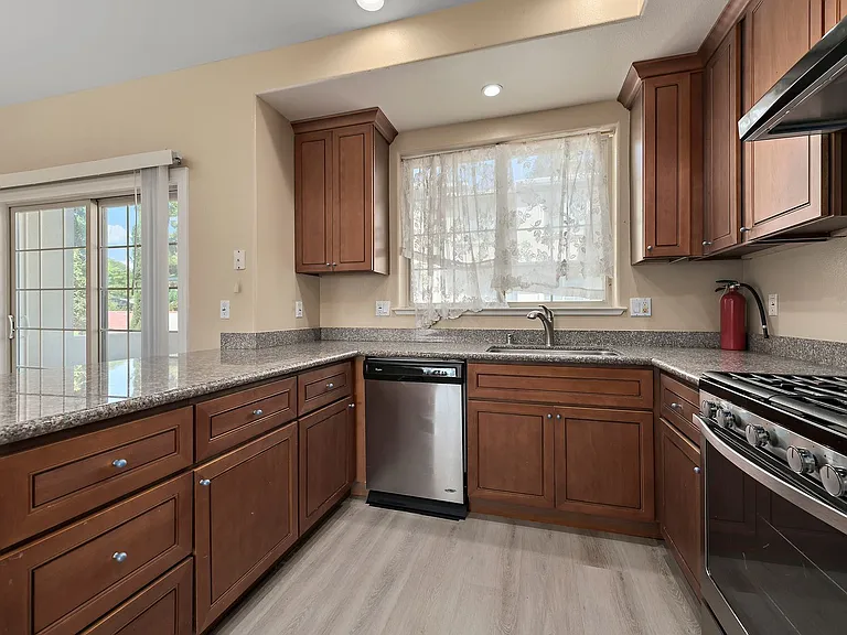 562 Lambert Ter — Photo 18