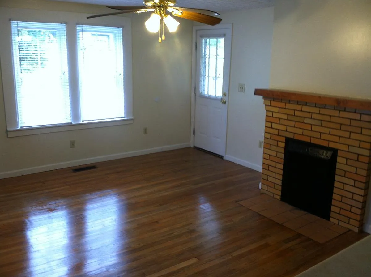 2 bed, 700 sqft, $750 — Photo 2