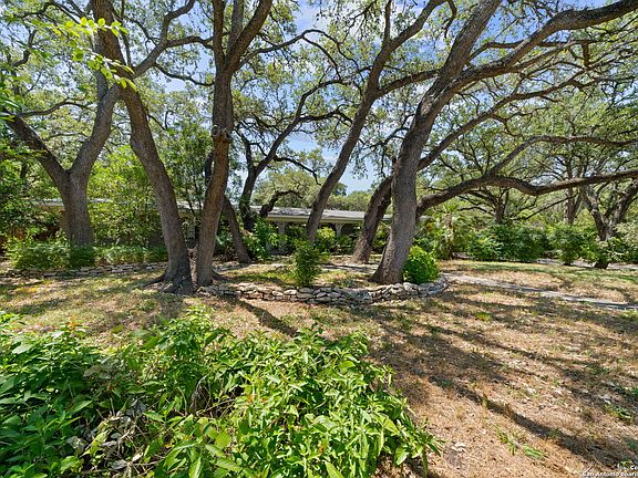 3rd image of 220 CAROLWOOD DR