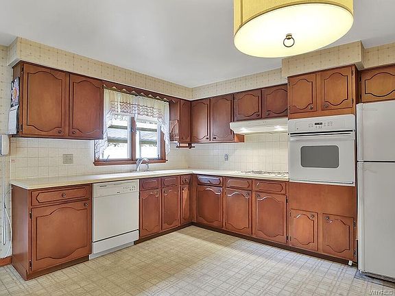 3rd image of 115 Chateau Ct