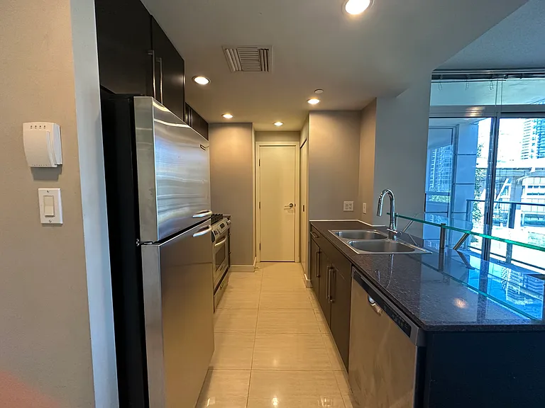 638 Beach Cres #706 — Photo 3