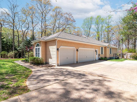 3rd image of 15 Greystone Dr