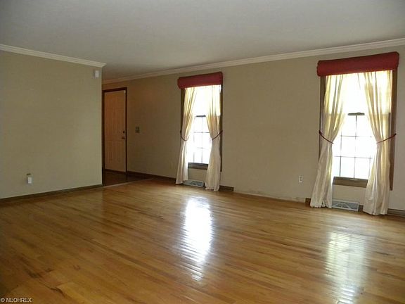 4th image of 556 University Ave