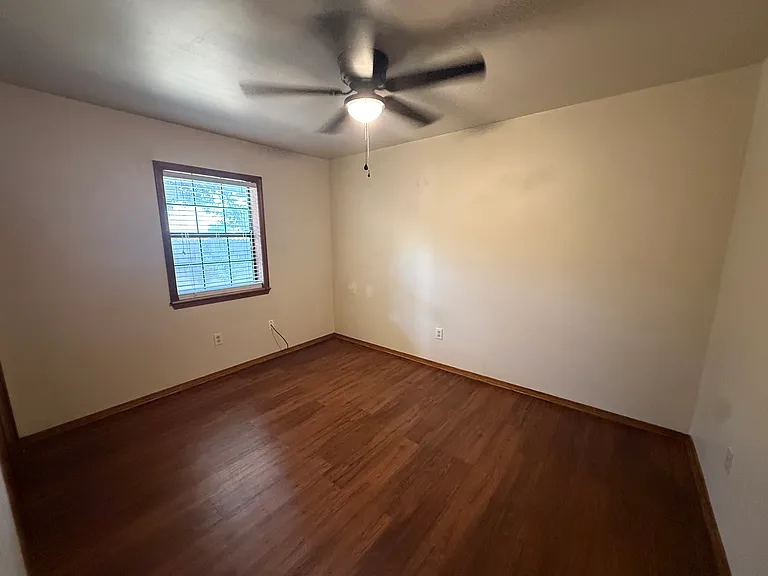 2632 W C St — Photo 8