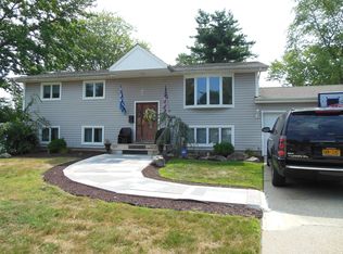 7 Burndale Ct, Wheatley Heights, NY 11798