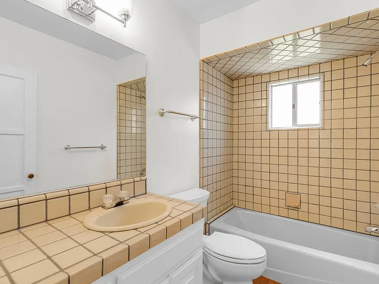 2151 N Altadena Dr — Photo 16