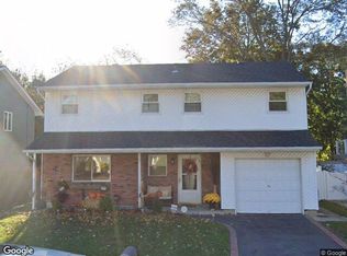 5 Anchor Ct, Huntington Station, NY 11746