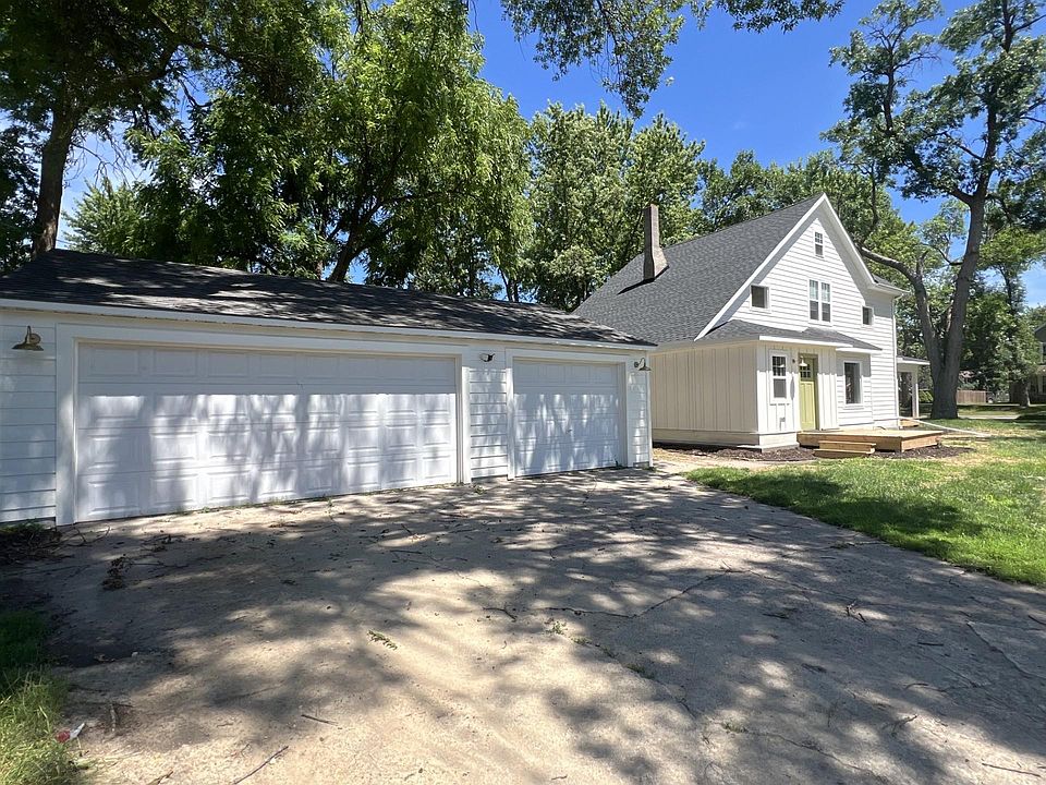 1st image of 512 3rd St S